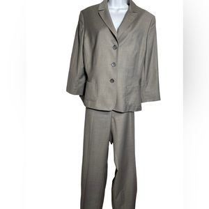 Nine West suit size 14 light grey pant suit w/ embroidery stitching 🩶🩶 PERFECT